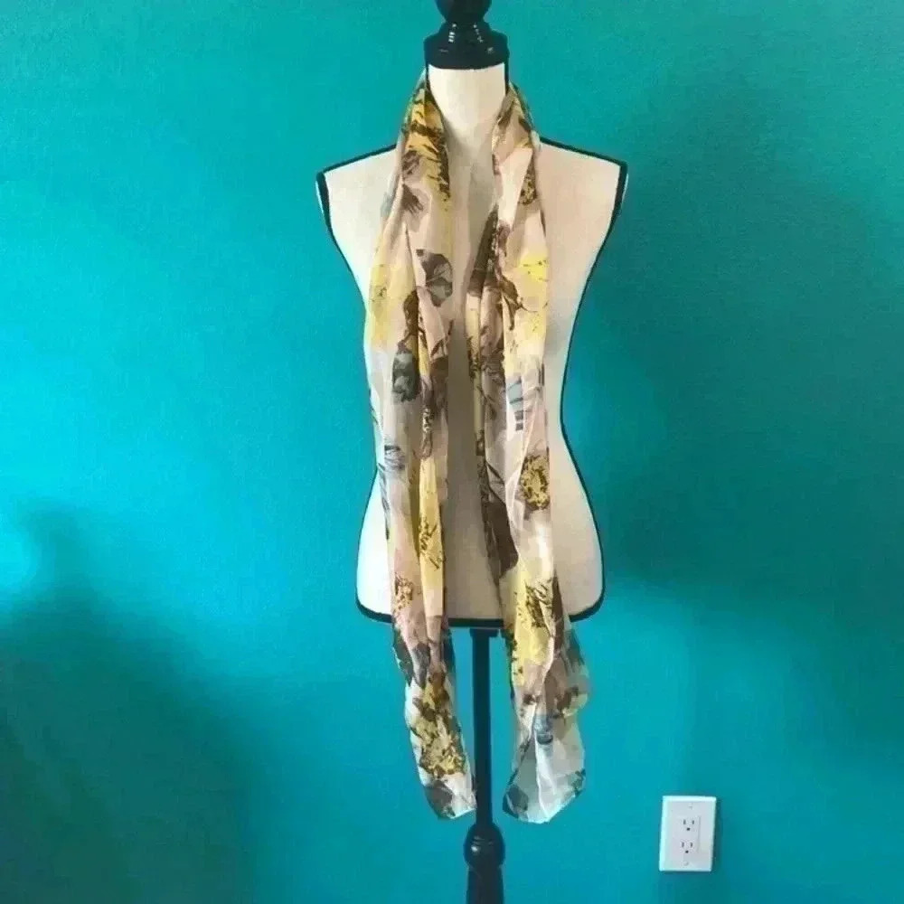 ⭐️ Nine West floral thin accent scarf